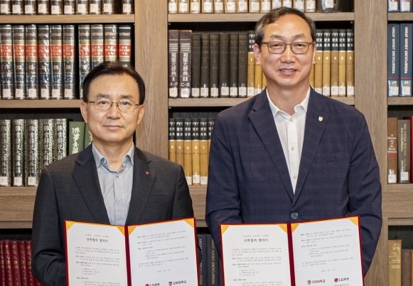 김명환 LG화학 사장(왼쪽)과 김중훈 고려대학교 공과대학 학장.