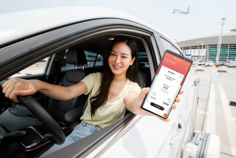 SK텔레콤 모델이 인천공항 주차장에서 ‘T맵주차’를 이용하고 있다./사진=SK텔레콤