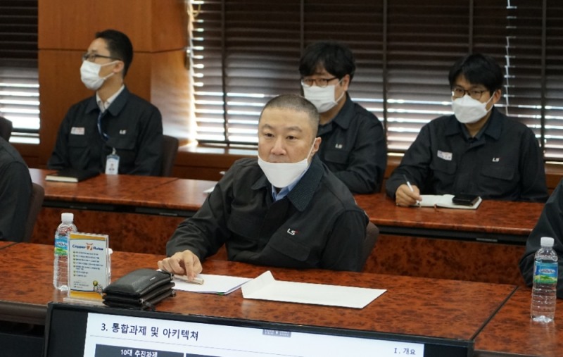 구자은 LS그룹 미래혁신단장 겸 LS엠트론 회장이 23일, LS-니꼬동제련 온산 제련소를 방문해 동제련 스마트팩토리(ODS)’의 1차 구축 결과를 시연에 참관하고 있다./사진=LS