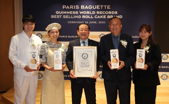 파리크라상 황재복 대표이사(가운데)와 관계자들이 지난 24일 서울 양재동 SPC그룹 사옥에서 열린 파리바게뜨 ‘실키롤케익’ 세계 기네스 기록 인증식에 참석해 기념촬영을 하고 있다. / 사진 = 파리바게뜨