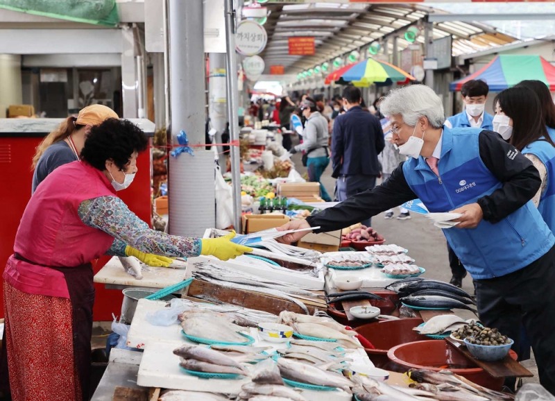 김태오 DGB금융그룹회장이 청도군 전통시장에서 상인들에게 부채와 덴탈마스크를 전달하고 있다. /사진=DGB대구은행