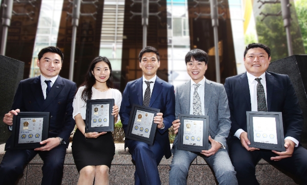 올해 처음 우수인증설계사로 선정된 삼성화재 설계사들이 기념 촬영을 하고 있다. / 사진 = 삼성화재