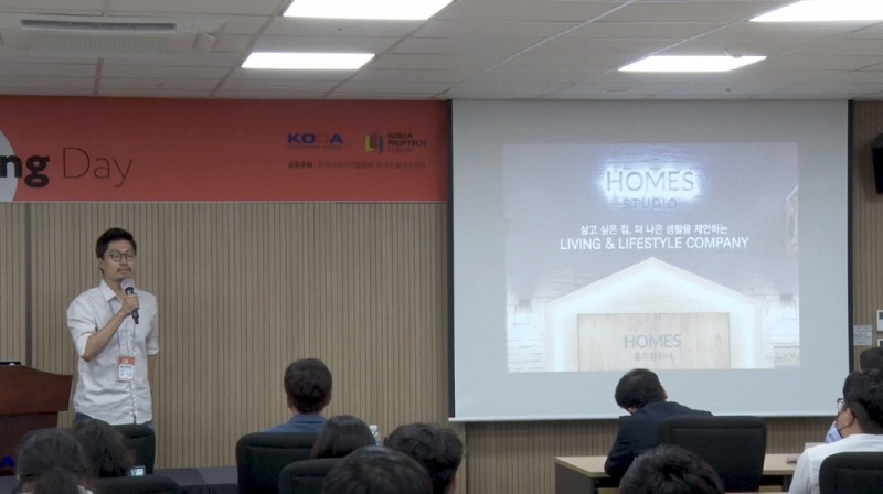 이재우 홈즈컴퍼니 CSO가 홈즈타운을 소개 하는 모습 / 사진=홈즈컴퍼니