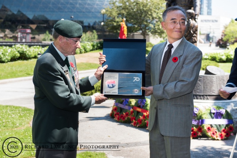 지난 21일 캐나다 오타와컨페더레이션 파크(Confederation Park) 캐나디안 전사자 기념비(Monument to Canadian Fallen)에서 열린 ‘6·25 발발 70주년 기념 헌화 행사’에서 캐나다 대한민국 대사관 곽범수 대사대리가 참전용사에게 포스코가 제작한 감사패를 전달하고 있다/ 사진 출처=RICHARD LAWRENCE PHOTOGRAPHY