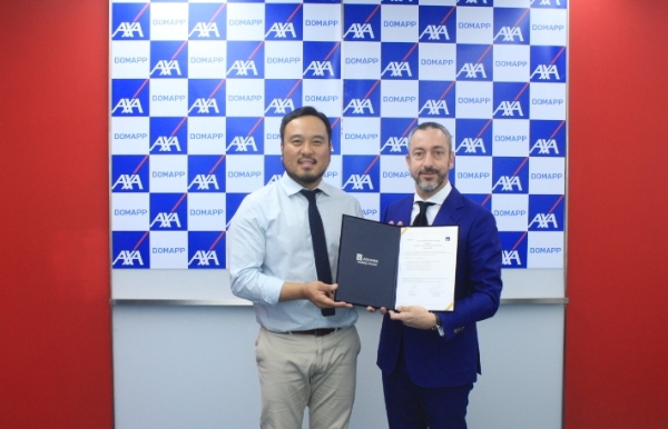 질 프로마조 AXA손해보험 대표이사(오른쪽)와 류준우 보맵 대표가 지난 26일 서울 용산구 소재 AXA손해보험 본사에서 MOU를 체결한 후 기념촬영을 하고 있다. / 사진 = AXA손해보험