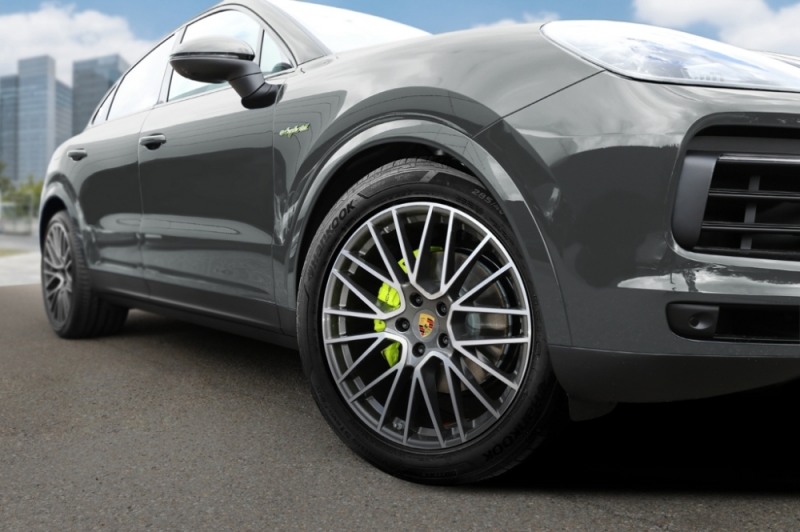 포르쉐 카이엔에 탑재된 한국타이어/사진=한국타이어