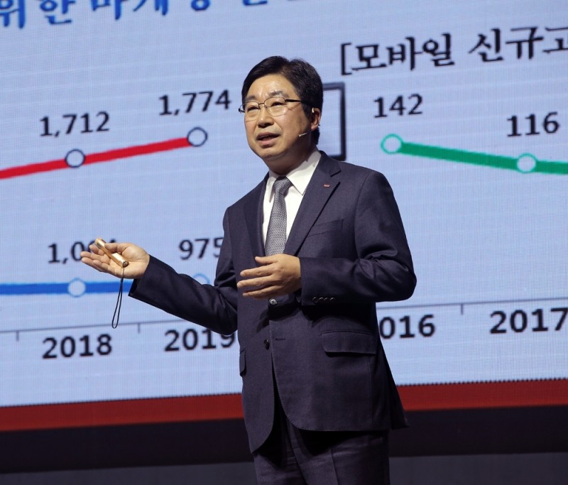 황윤철 경남은행장이 올해 초 열린 '2020년 상반기 경영전략회의'에서 CEO 특강을 진행하고 있다. /사진=경남은행