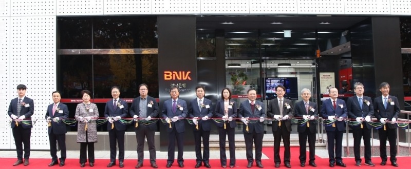 황윤철 경남은행장(왼쪽 일곱 번째)이 지난해 11월 디지털브랜치 미래형 영업점 오픈행사에 참석했다. /사진=경남은행
