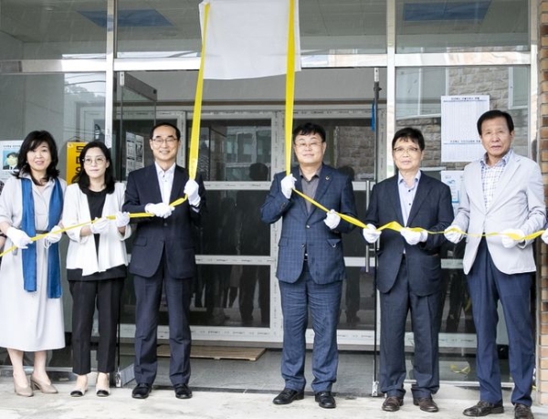 생명보험재단이 30일 전북 장수군에서 개최된 2020년 농약안전보관함 보급사업에서 관계자들이 생명사랑 녹색마을 현판식을 진행하고 있다. / 사진 = 생명보험재단