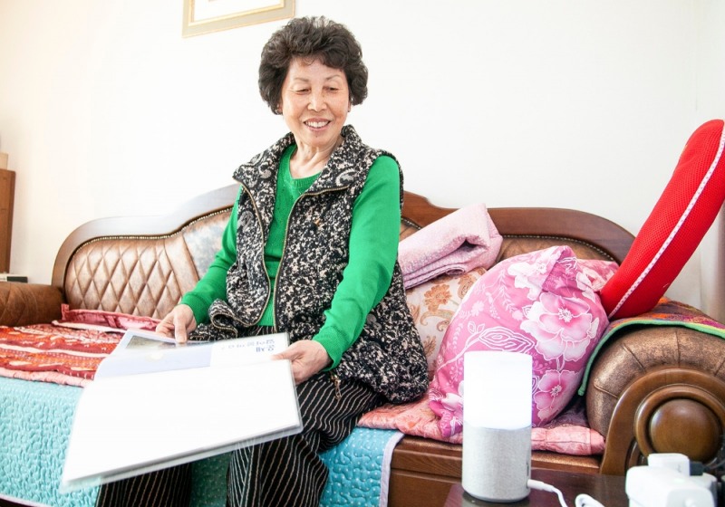 성동구 70대 어르신이 SK텔레콤의 '인공지능 돌봄'을 이용하고 있는 모습/사진=SK텔레콤