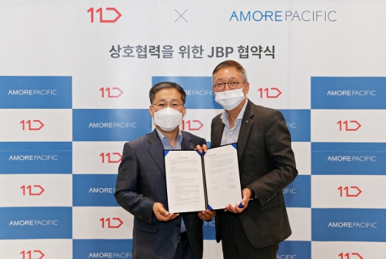 '아모레퍼시픽과 11번가의 상호협력을 위한 JBP 협약식'에 참가한 아모레퍼시픽 안세홍 대표이사(사진 오른쪽)와 11번가 이상호 사장. / 사진 = 아모레퍼시픽