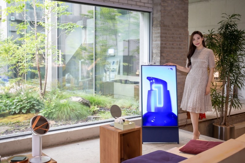 성동구 성수동에 위치한 아모레 성수에서는 '더 세로'와 '더 세리프'를 이용해 뷰티광고와 자연 풍경을 감상할 수 있다/사진=삼성전자