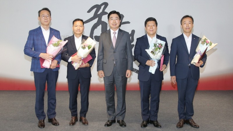 황윤철 경남은행장(가운데)과 신임 부실점장의 단체사진. /사진=경남은행