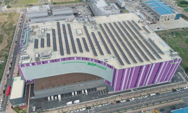 BGF리테일이 충북 진천 중앙물류센터(CDC: Central Distribution Center)에 태양광 발전소를 준공하고 이달부터 전기를 판매한다. 사진=BGF리테일.