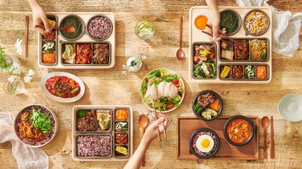 본도시락은 오늘(1일)부터 한식의 가치를 높인 다채로운 메뉴 구성으로 ‘잘 차린 한 상’ 콘셉트를 강화하며 전면 리뉴얼을 진행했다. 사진=본아이에프.