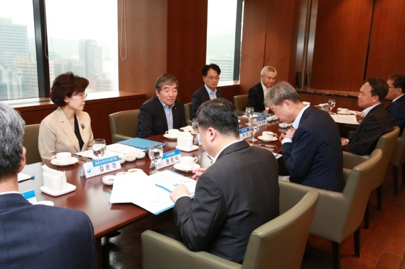 윤석헌 금융감독원장(가운데)과 김은경 금융감독원금융소비자보호처장(왼쪽), 은행장들이 2일 비공개 조찬을 가졌다. /사진=금감원