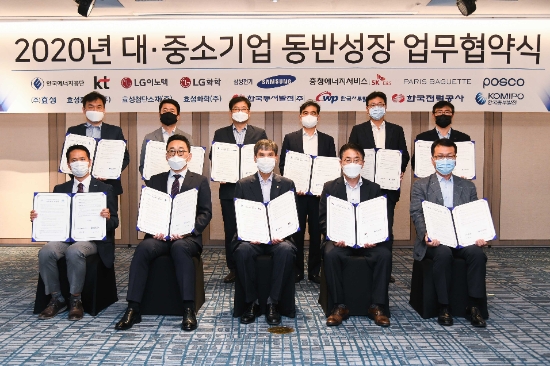 윤인상 파리크라상 상무(앞 줄 왼쪽 첫번째)와 관계자들이 협약식 후 기념촬영을 하고 있다. / 사진 = 파리크라상