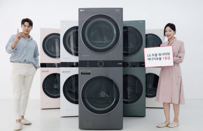 LG전자 모델이 3일 출시된 원바디 세탁건조기 '트롬 워시타워' 신제품을 소개하고 있다. 신제품은 세탁기와 건조기 모두 1등급 에너지효율을 갖췄다/사진=LG전자