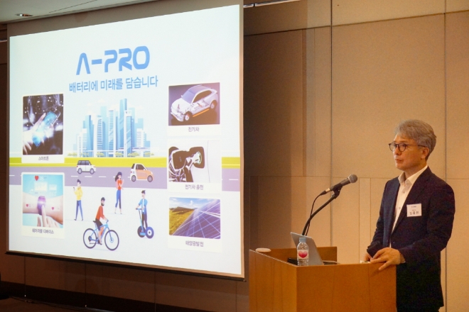 ▲임종현 에이프로 대표이사가 3일 서울 여의도 63빌딩에서 기자간담회를 열고 사업 전략 및 향후 성장 계획에 대해 소개하고 있다./ 사진=에이프로