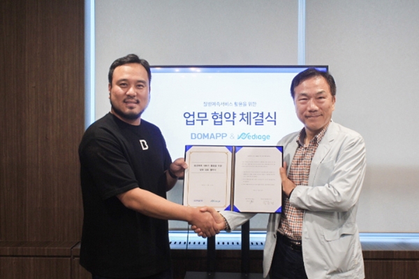 류준우 보맵 대표(왼쪽)와 김강형 메디에이지 대표가 업무협약식에서 기념 촬영을 하고 있다. / 사진 = 보맵