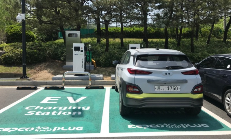 전력연구원의 플러그 앤 차지 충전기술 실증 모습/사진=한전