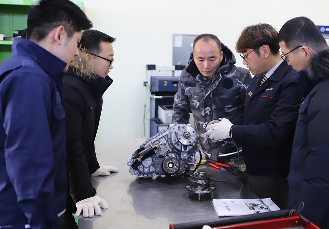 국군 작전차량 정비담당이 6월24일 쌍용차 대전연수원에서 정비기술 이론 수업을 받고 있다. 사진=쌍용차