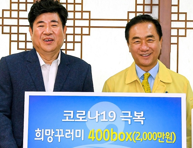 송성호 경기남부지역본부장(왼쪽)이 7일 평택시청에서 정장선 평택시장과 지역농가·취약계층을 위한 식자재 상자 '희망꾸러미' 전달 기념식에서 기념촬영을 하고 있다. 사진=현대차.