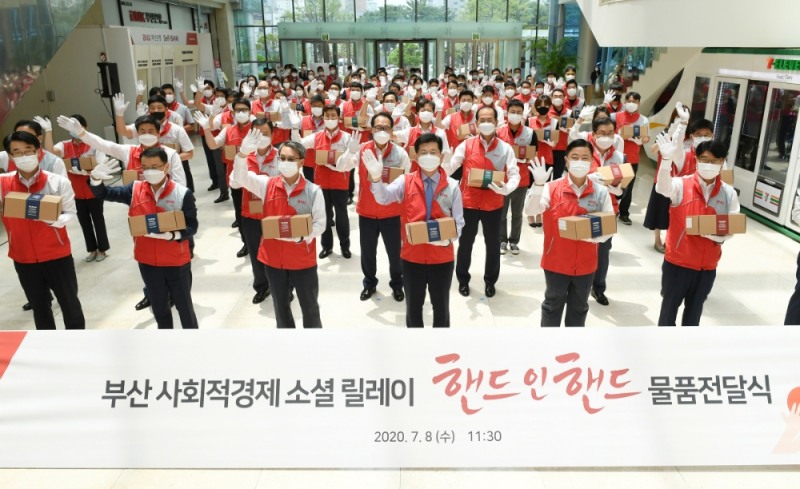 빈대인 BNK부산은행장(앞줄 오른쪽 세 번째)과 임직원들이 ‘핸드 인 핸드’ 물품을 본점 인근 저소득 가구에 전달하는 봉사활동을 펼쳤다. /사진=BNK부산은행