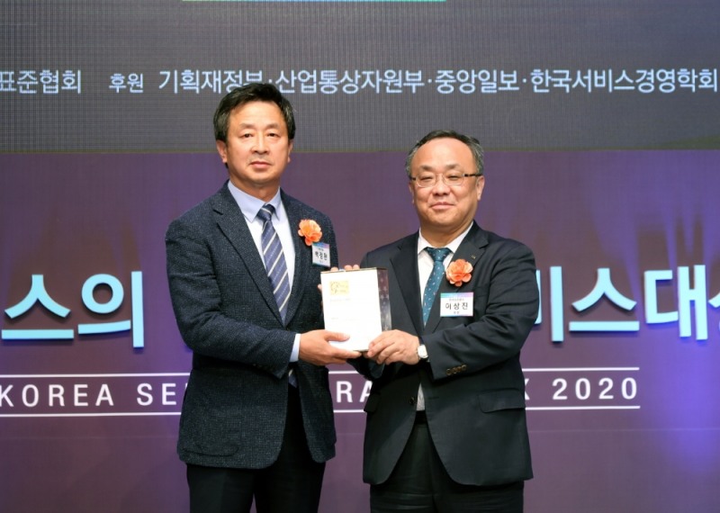 백정완 대우건설 주택건축사업본부장(왼쪽)이 「2020 한국서비스대상 시상식」에서 아파트부문 종합대상을 수상한 후 기념촬영을 하고 있다. / 사진=대우건설
