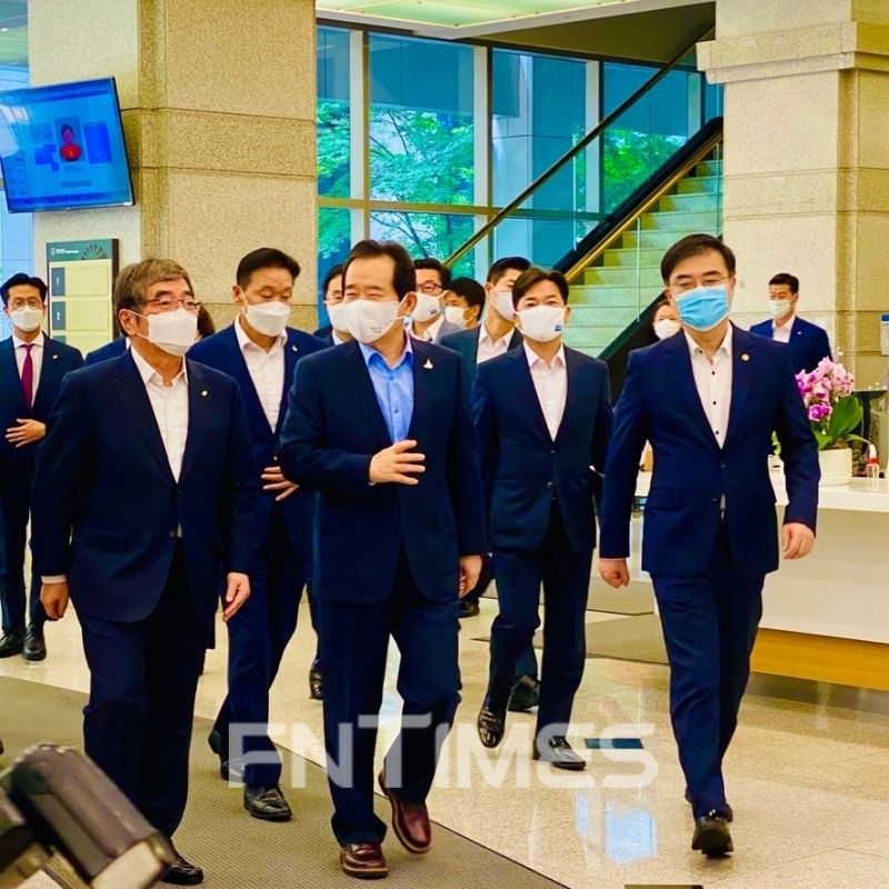 정세균 국무총리(가운데)와 손병두 금융위 부위원장(오른쪽), 윤석헌 금융감독원장(왼쪽)이 금융감독원 불법사금융 피해신고센터에 방문하고 있다.