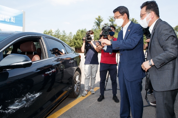 은성수 금융위원장이 인공지능(AI) 기반 자동차보험 보상서비스 'AOS 알파'를 시연하고 있다. / 사진 = 금융위원회