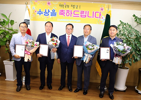 ▲사진은 좌측부터 광주농협 박수헌 조합장, 지도농협 장순복 조합장, 농협경기지역본부 김장섭 본부장, 포천축산농협 양기원 조합장, 태안농협 김형규 조합장.