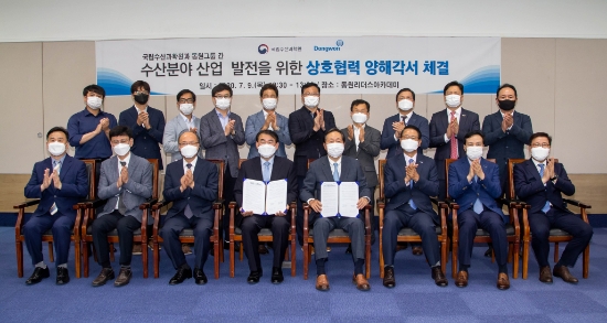 이명우 동원산업 대표이사(오른쪽 네번째)와 최완현 국립수산과학원 원장(왼쪽 네번째)이 9일 수산분야 과학기술과 관련 산업기술에 대한 양해각서(MOU)를 체결한 뒤 사진촬영을 하고 있다. / 사진 = 동원산업