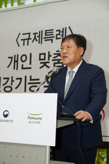 10일 서울 송파구 올가홀푸드 방이점에서 열린 국내 1호 개인 맞춤형 건강기능식품 브랜드 ‘퍼팩’ 매장 오픈식에서 풀무원 이효율 총괄CEO가 인사말을 하고 있다. / 사진 = 풀무원