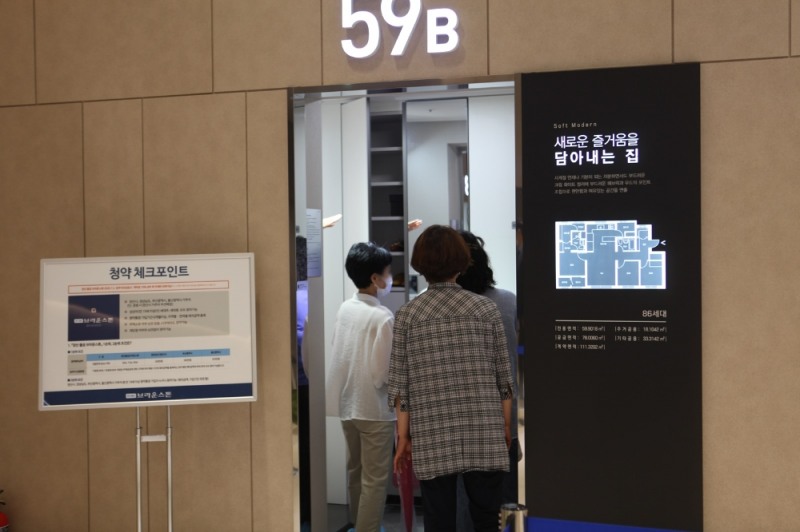 '양산 물금 브라운스톤' 견본주택을 둘러보는 방문객들 / 사진=더피알