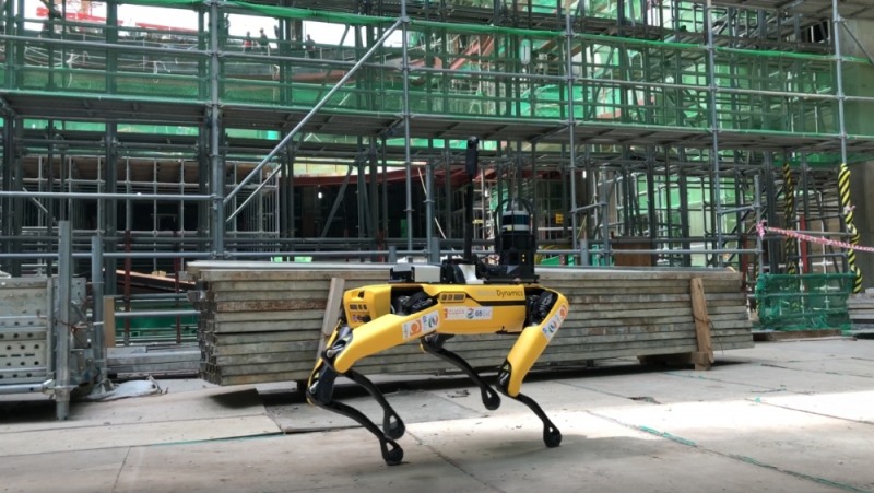 GS건설이 큐픽스와 협력해 국내최초로 건설현장에 도입한 4족 보행 로봇 스팟(SPOT) / 사진=GS건설