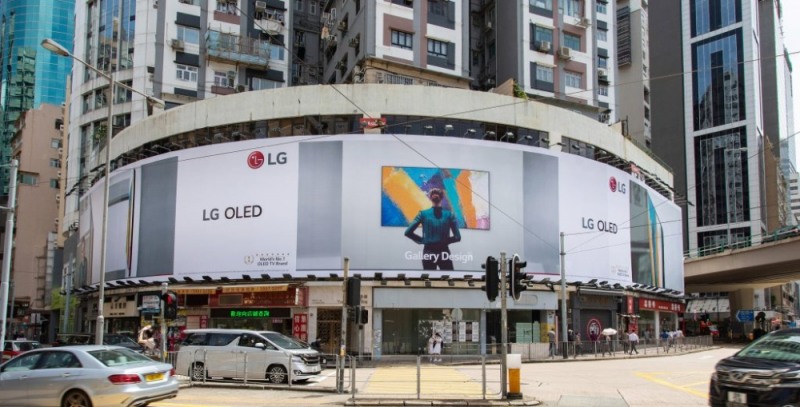 LG전자가 LG 올레드 갤러리 TV 출시에 맞춰 홍콩 '코즈웨이베이'에 옥외광고를 설치했다고 13일 밝혔다/사진=LG전자