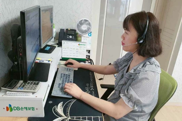 DB손해보험 콜센터 직원이 재택 상담 업무를 하고 있다. / 사진 = DB손해보험
