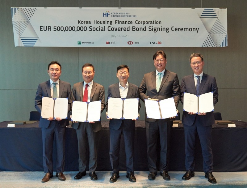 이정환 한국주택금융공사 사장(가운데)이 코로나19 대응 유로화 소셜 커버드본드 발행 인수계약 서명 후 참석자들과 기념촬영을 하고 있다. /사진=주택금융공사