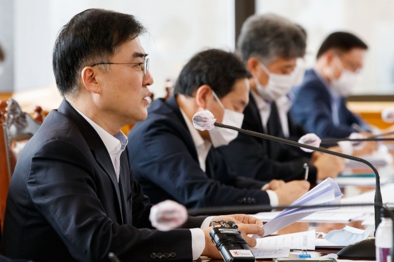 손병두 금융위 부위원장은 14일 서울 중구 은행연합회에서 금융리스크 대응반 회의를 진행했다. / 사진= 금융위원회(2020.07.14)