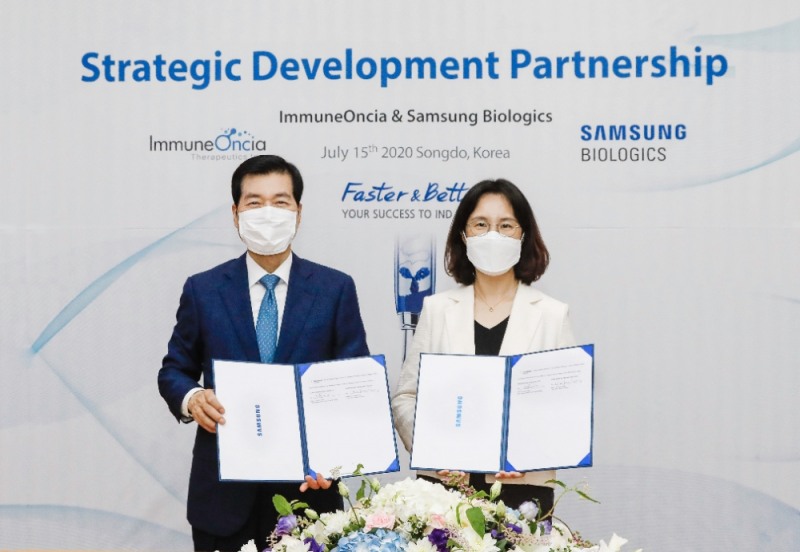 삼성바이오로직스와 이뮨온시아는 15일 삼성바이오로직스 본사에서 협약식을 열고 면역항암제 5건에 대한 위탁개발(CDO) 계약을 체결했다. 김태한 삼성바이오로직스 대표(왼쪽)와 송윤정 이뮨온시아 대표가 협약식 체결 후 기념 촬영을 하고 있다/사진=삼성바이오로직스