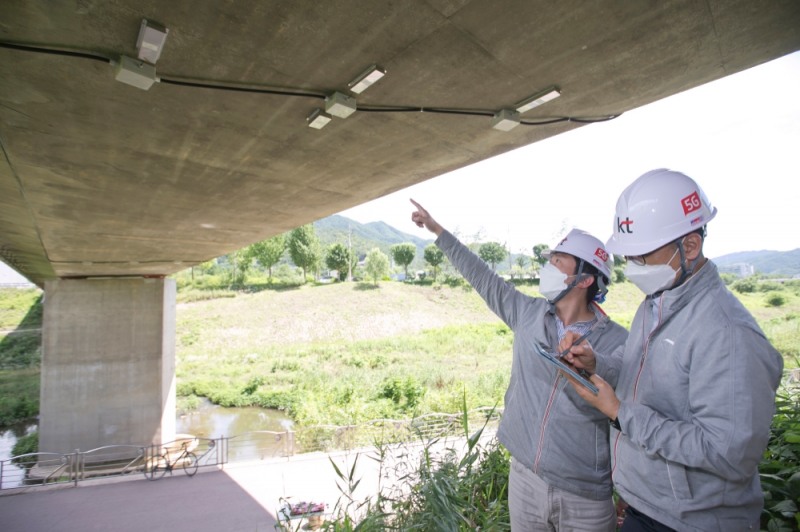 KT 직원들이 교량에 설치된 실시간 안전 기가세이프 SOC 장비들을 점검하고 있다/사진=KT