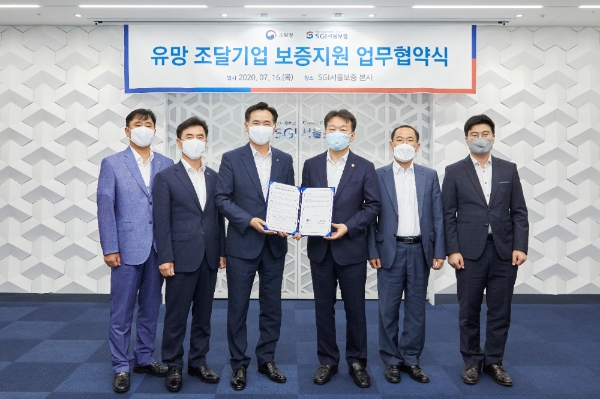 서울보증보험은 16일 서울 종로구 서울보증보험 본사에서 조달청과 '유망 조달기업 보증지원 업무협약'을 체결했다. 김동현 조달청 구매총괄과 사무관, 강신면 조달청 구매사업국장, 정무경 조달청장, 김상택 서울보증보험 대표이사, 남상일 서울보증보험 전략기획본부장, 장재영 서울보증보험 경영지원실장(사진 오른쪽부터) 등이 협약식 후 기념촬영을 하고 있다. / 사진 = SGI서울보증
