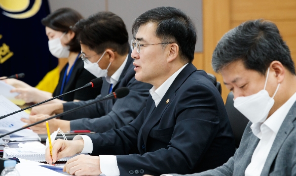 ▲손병두 금융위원회 부위원장이 16일 서울 종로구 정부서울청사에서 규제입증위원회 제5차 전체회의를 진행하고 있다./ 사진=금융위원회