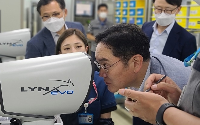 이재용 부회장이 16일 삼성전기 부산사업장에 위치한 전장용 MLCC 생산 공장을 찾아 MLCC 제품을 살펴보고 있다. 사진=삼성전자.