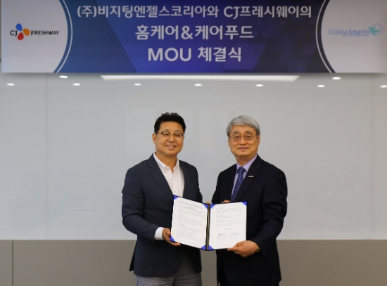 문종석(왼쪽) CJ프레시웨이 대표와 김한수 비지팅엔젤스코리아 대표가 서울 상암동 CJ프레시웨이 사옥에서 업무협약을 체결한 뒤 기념 촬영을 하고 있다./ 사진 = CJ프레시웨이