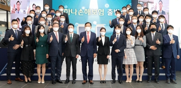 지난 6월 1일 하나손해보험 본사에서 열린 출범식에서 김정태 하나금융그룹 회장(앞줄 왼쪽 여섯번째), 권태균 하나손해보험 신임 사장(네번째)이 하나손해보험 직원들과 기념촬영을 하고 있다. / 사진 = 하나손해보험