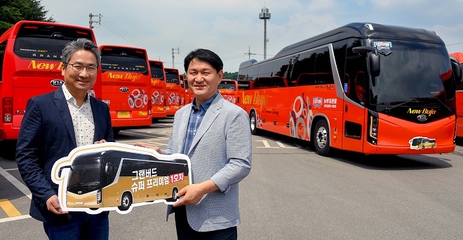 윤승규 기아차상무(왼쪽)와 원동호 뉴부자관광 대표. 사진=기아차.