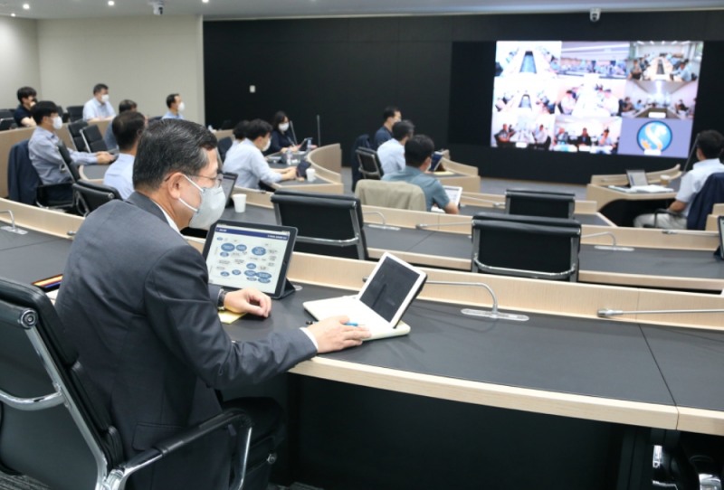 임영진 신한카드 사장을 비롯한 전 신한카드 임부서장이 서울 을지로 신한카드 본사 및 각 지역본부 회의실 등 총 9개 포스트에서 화상시스템을 통해 2020년 하반기 사업전략회의를 진행 하고있다./사진=신한카드