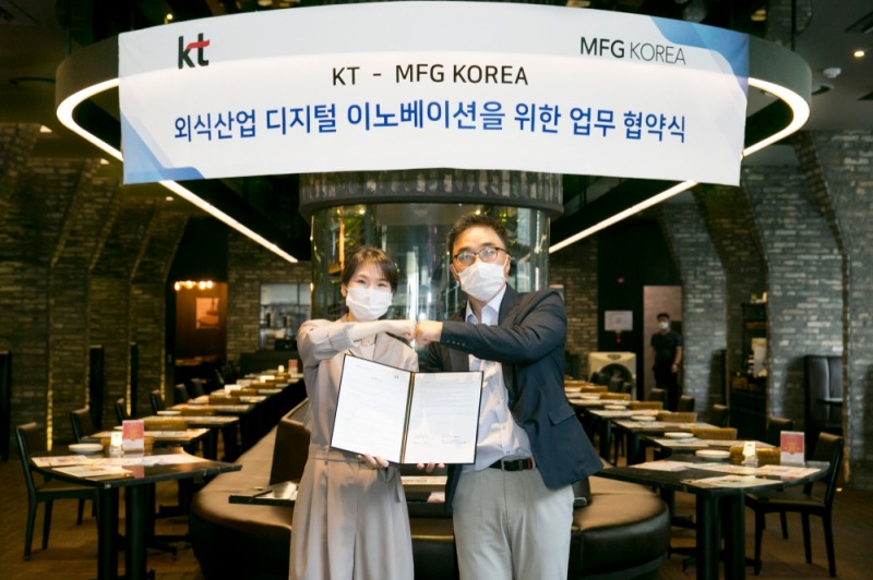 17일 서울 종로구 매드포갈릭 광화문D타워점에서 진행된 ‘외식 플랫폼 디지털 혁신을 위한 업무협약식에서 김채희 KT AI/BigData사업본부장 (왼쪽) 상무, 윤나라 엠에프지코리아 대표가 기념사진을 찍고 있다/사진=KT